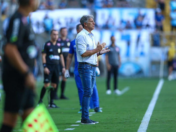 Grêmio analisa contratação de zagueiros