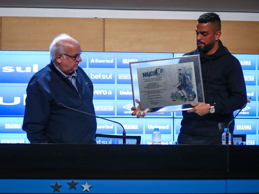 Maicon e Romildo Bolzan na coletiva de despedida do jogador do Grêmio