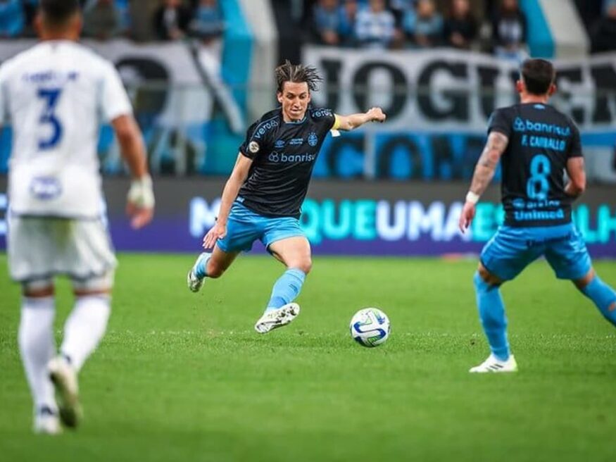 Pedro Geromel em campo pelo Grêmio em 2023