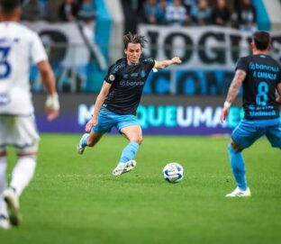 Pedro Geromel em campo pelo Grêmio em 2023